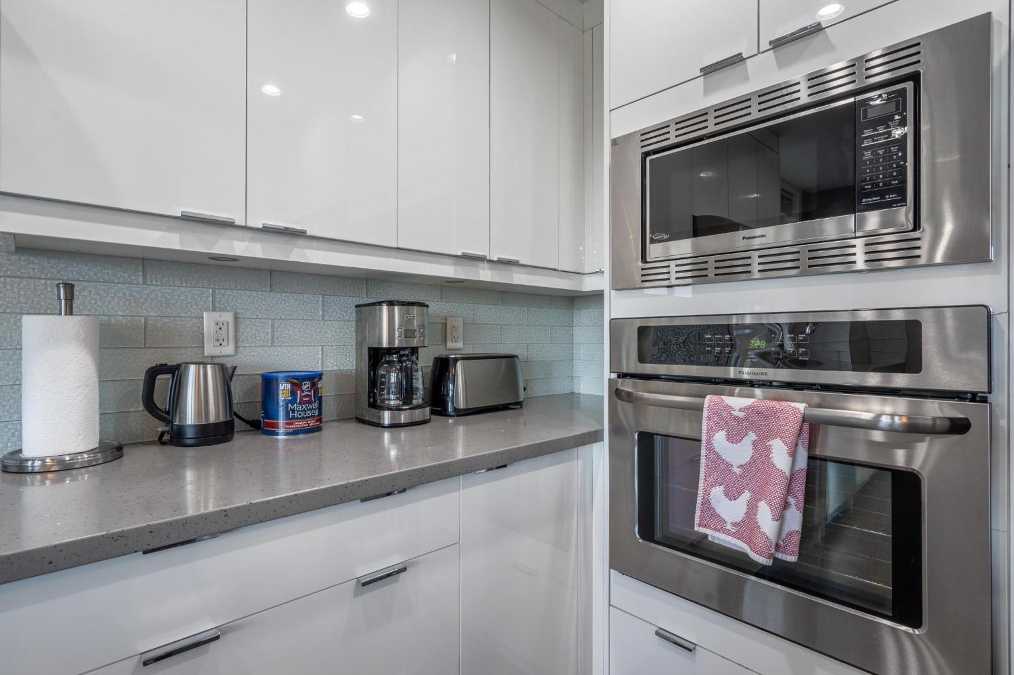 Element On First By Manna Apartment Calgary Ruang foto