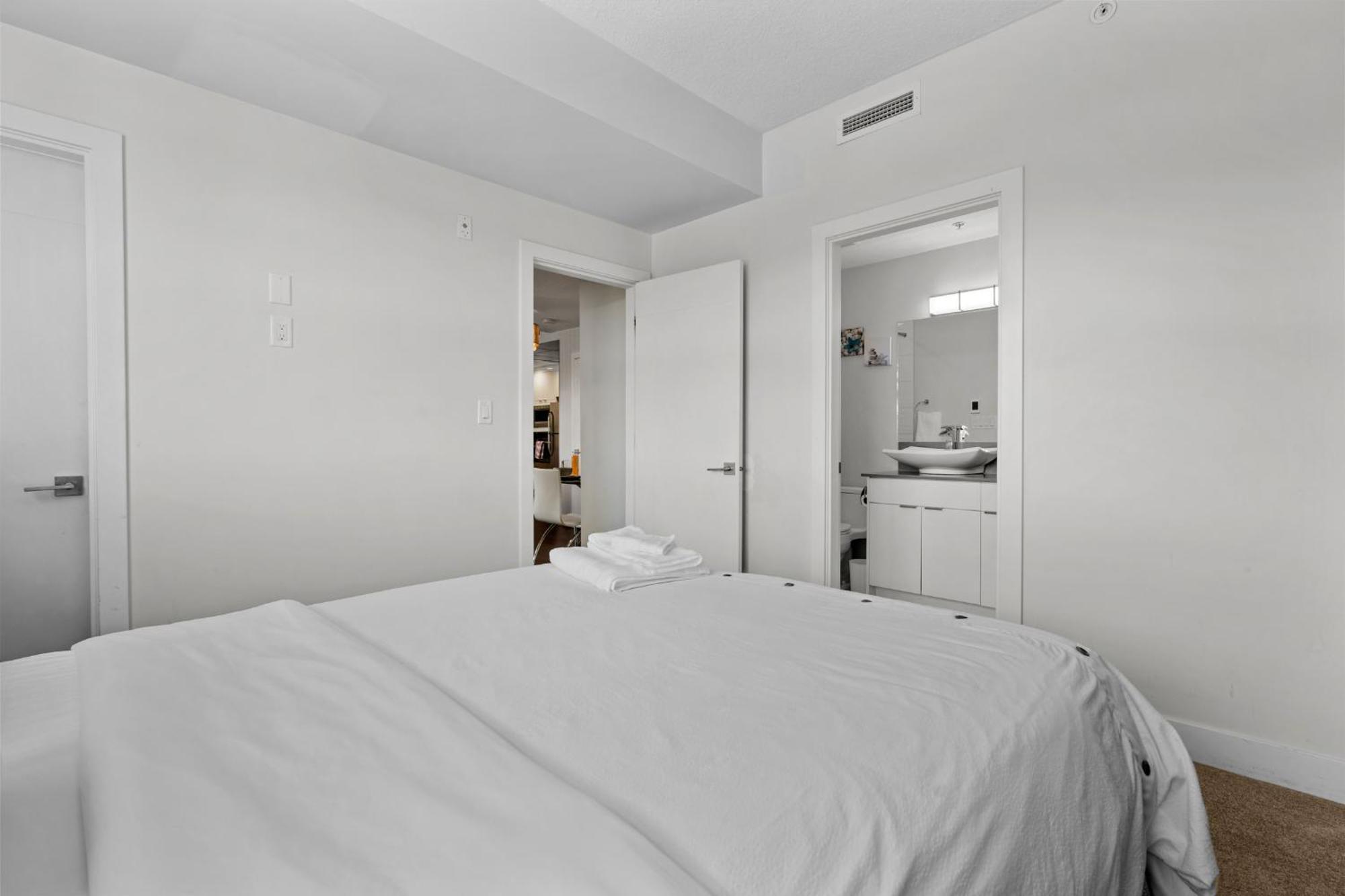 Element On First By Manna Apartment Calgary Ruang foto