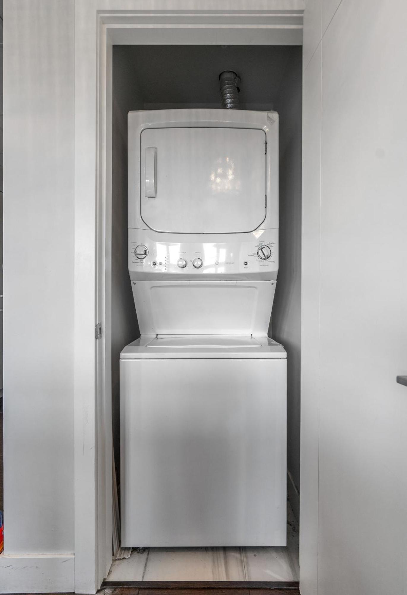 Element On First By Manna Apartment Calgary Ruang foto