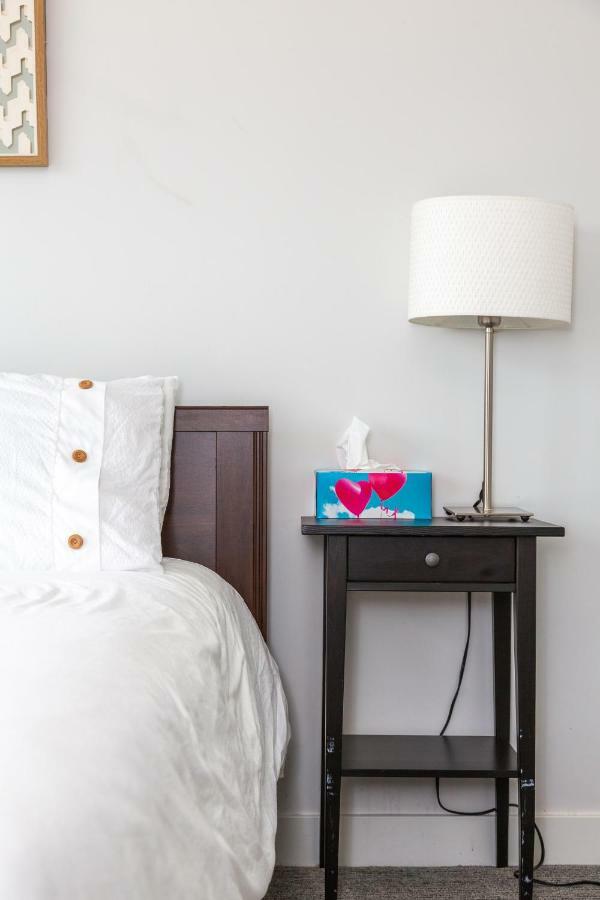 Element On First By Manna Apartment Calgary Ruang foto